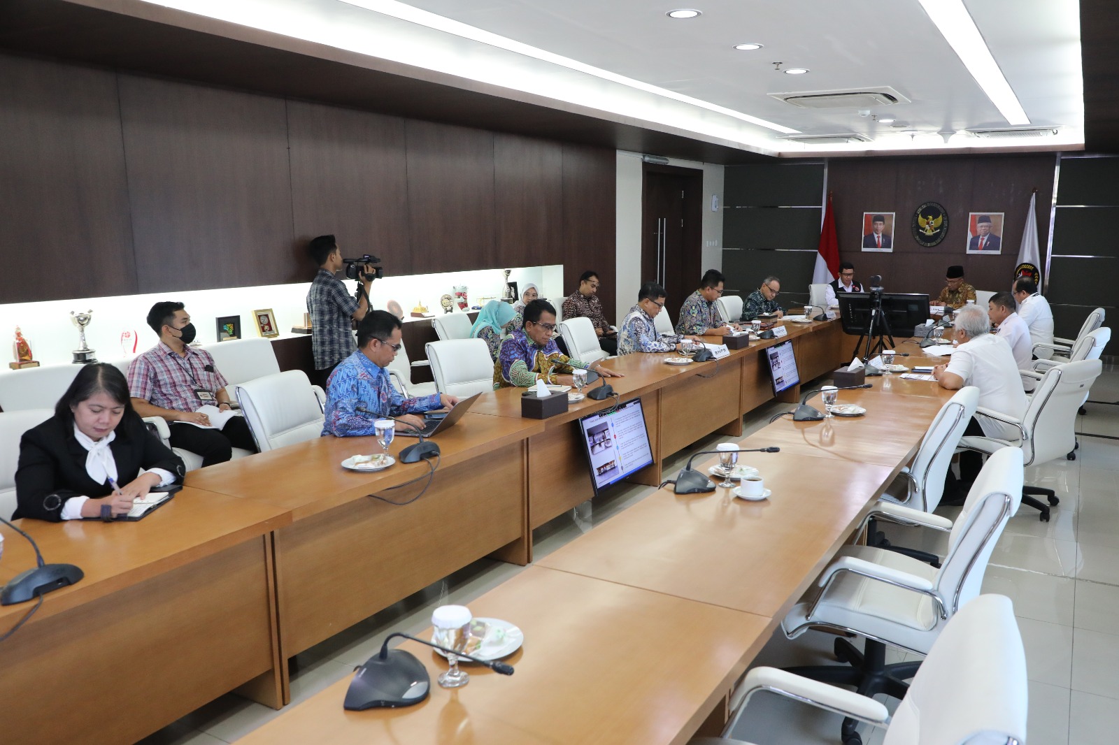 Dalam rapat tersebut, Pemerintah Indonesia akan memberikan bantuan rehabilitasi dan rekonstruksi gedung VIP Bandara Port Vila di Vanuatu yang mengalami kerusakan akibat bencana gempabumi dan siklon tropis, Jakarta, Rabu (14/6).